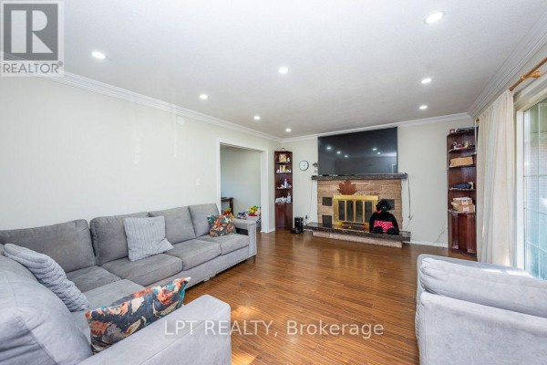 Kitchen - 111 Dearbourne Boulevard, Brampton, ON L6T1J8 Photo 4