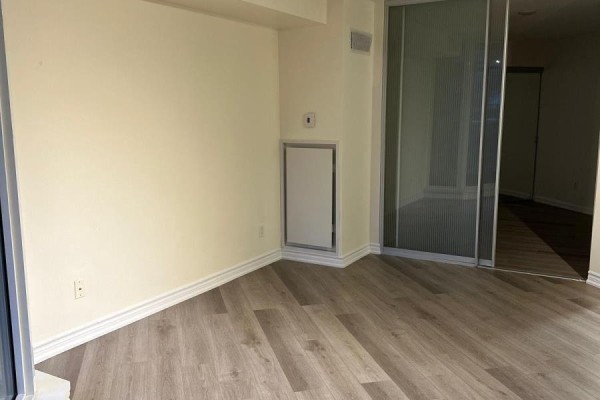 111 Elizabeth Street, Toronto, ON M5G1P7 Photo 3