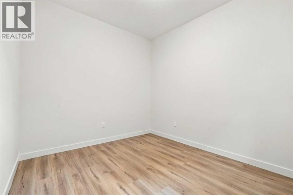 Living room - 111 Heritage Manor, Cochrane, AB T4C3K8 Photo 4