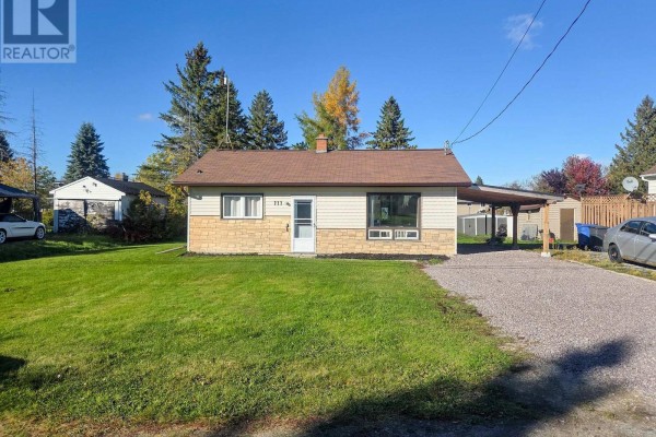 Living room - 111 Second Avenue, Englehart, ON P0J1H0 Photo 2