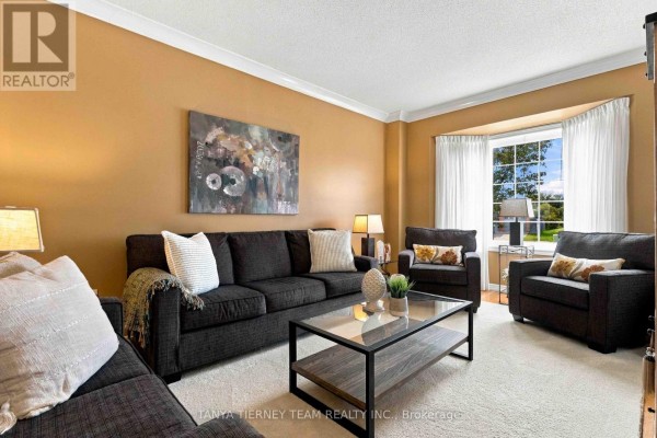 Family room - 111 Watford Street, Whitby, ON L1M1G5 Photo 4