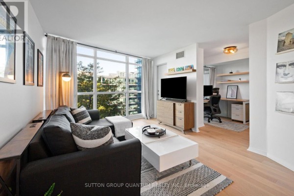Living room - 1110 - 219 Fort York Boulevard, Toronto, ON M5V1B1 Photo 3