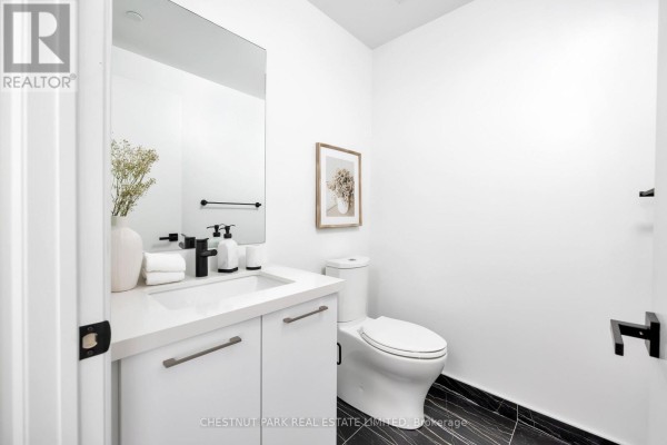 Kitchen - 1110 - 33 Frederick Todd Way, Toronto, ON M4G0C9 Photo 4