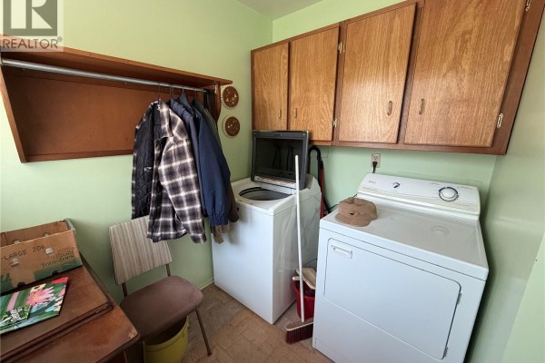 Living room - 1110 Carleton Street, Moosomin, SK S0G3N0 Photo 3