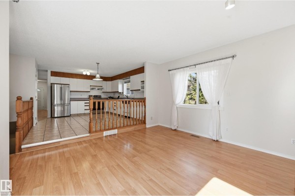 Kitchen - 11102 11a Av Nw, Edmonton, AB T6J6R9 Photo 3