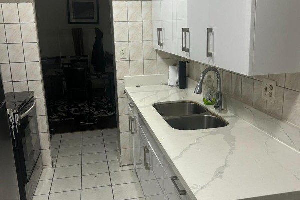 Kitchen - 1111 - 320 Dixon Road E, Toronto, ON M9R1S8 Photo 3