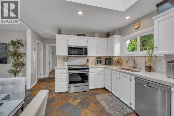 4pc Bathroom - 11114 Prairie Valley Road, Summerland, BC V0H1Z8 Photo 5