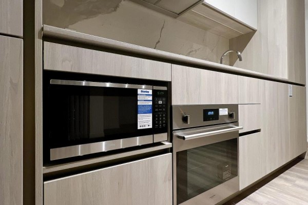 Kitchen - 1112 - 8 Interchange Way, Vaughan, ON L4K5Z7 Photo 3