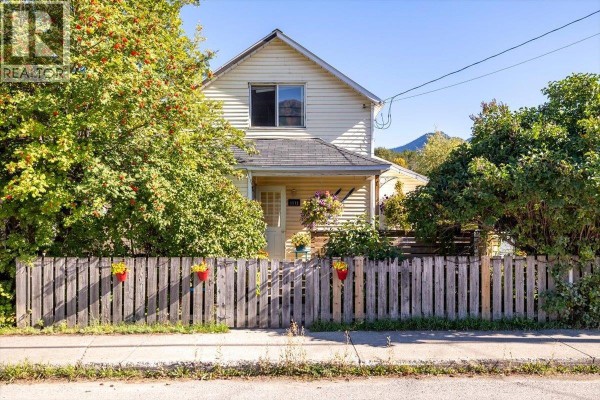 Primary Bedroom - 1112 2nd Avenue, Fernie, BC V0B1M0 Photo 2