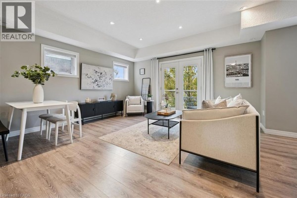Living room/Dining room - 1114 Fairway Road N Unit# B, Kitchener, ON N2A0H6 Photo 5