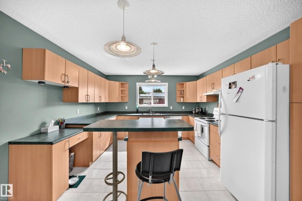 Family room - 1116 39 St Nw, Edmonton, AB T6L2K7 Photo 4