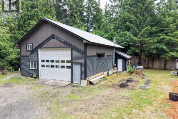 Living room - 11198 Tuck Road, Powell River, BC  Photo 2