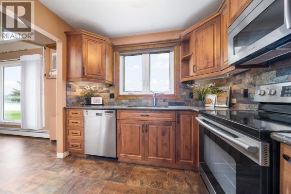 Foyer - 112, 1051 3 Street Nw, Medicine Hat, AB T1A7Y4 Photo 5