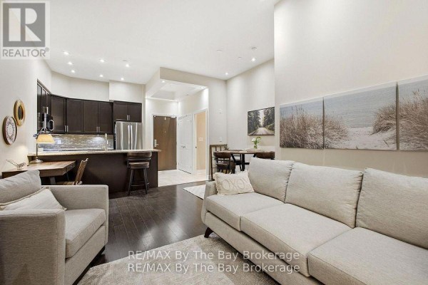 Living room - 112 - 111 Civic Square Gate, Aurora, ON L4G0S6 Photo 3