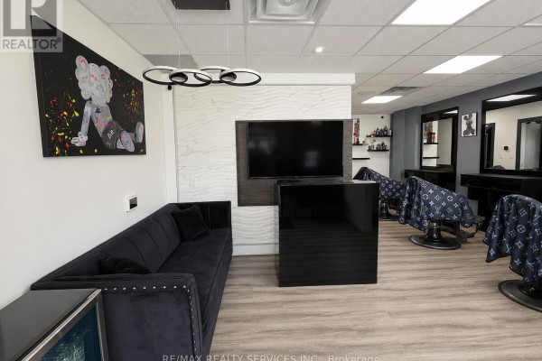 112 Burnhamthorpe Road E, Oakville, ON, photo 2