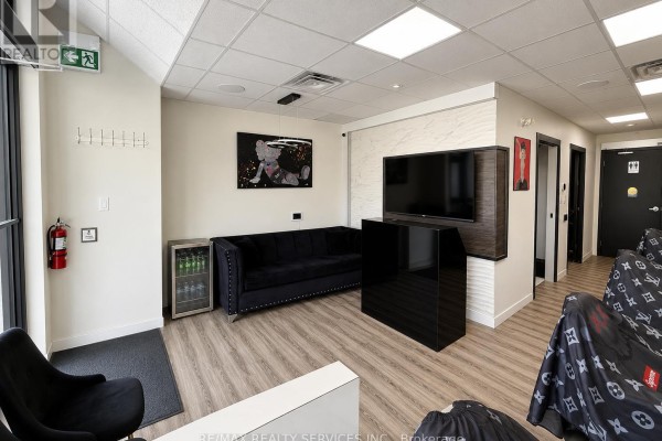 112 Burnhamthorpe Road E, Oakville, ON, photo 3