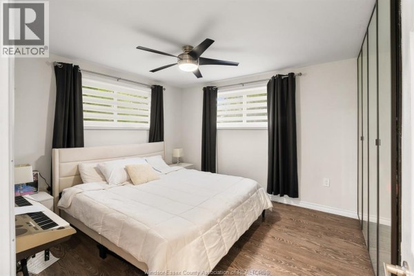Bedroom with king bed, ceiling fan, mirrored closet doors - 112 Clovelly Tecumseh