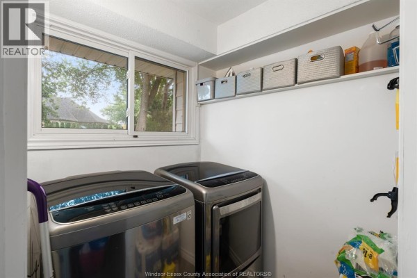 Stainless steel washer and dryer, storage baskets on shelf - 112 Clovelly Tecumseh