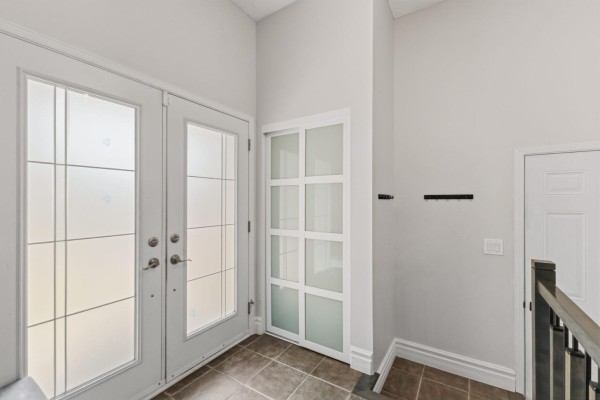 Living room with a large sectional sofa, white coffee table, and hardwood floors. - 112 Rue D'outremont, Gatineau
