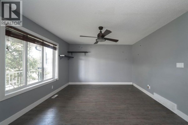 Living room - 112 Sandstone Lane, Fort Mcmurray, AB T9K0S7 Photo 4