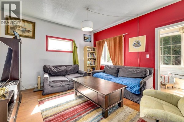 112 Tenth Avenue, New Westminster, BC V3L2B1 Photo 3