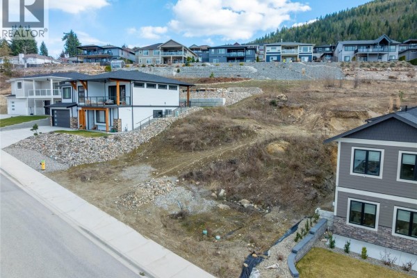 1120 16 Avenue Se, Salmon Arm, BC V1E0H4 Photo 3