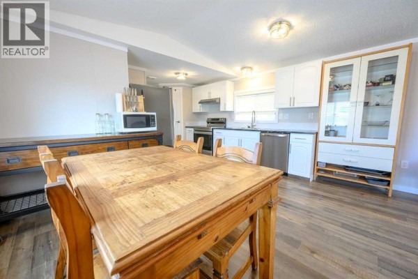 Dining room - 1120 7 Avenue, Beaverlodge, AB T0H0C0 Photo 5