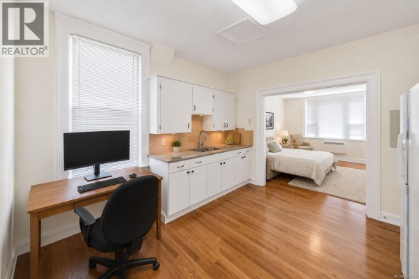 1120 Caledonia Ave, Victoria, BC, photo 3