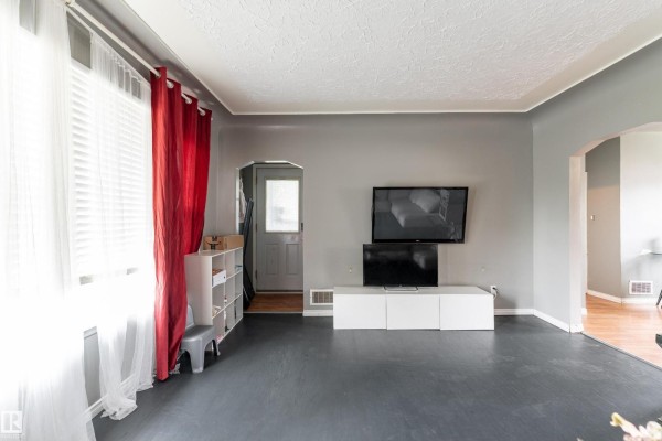 Primary Bedroom - 11205 95 St Nw, Edmonton, AB T5G1K8 Photo 4