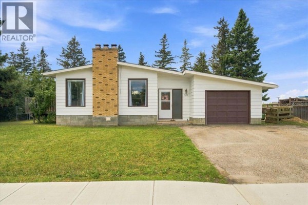Living room - 1121 5 Avenue, Beaverlodge, AB T0H0C0 Photo 2