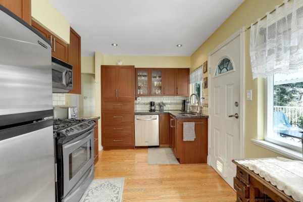 11230 Lansdowne Drive, Surrey, BC V3R4Z7 Photo 3