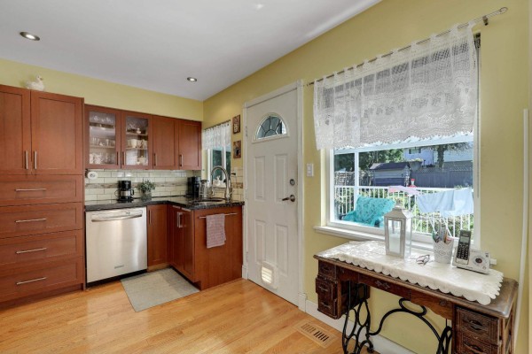 11230 Lansdowne Drive, Surrey, BC V3R4Z7 Photo 4