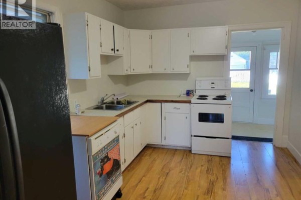 4pc Bathroom - 1124 Balmoral Street Se, Medicine Hat, AB T1A0X6 Photo 5