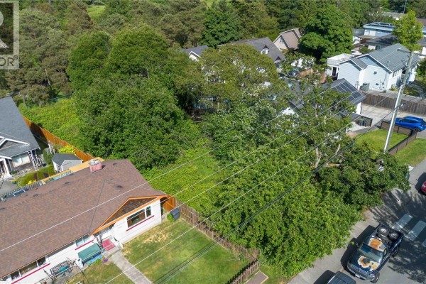 1124 Craigflower Rd, Esquimalt, BC V9A2Y1 Photo 2