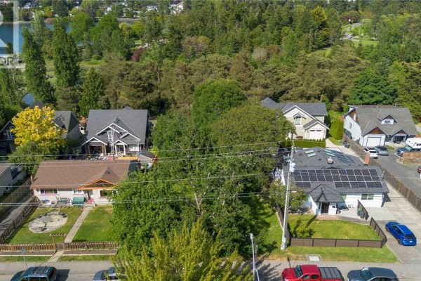 1124 Craigflower Rd, Esquimalt, BC V9A2Y1 Photo 3