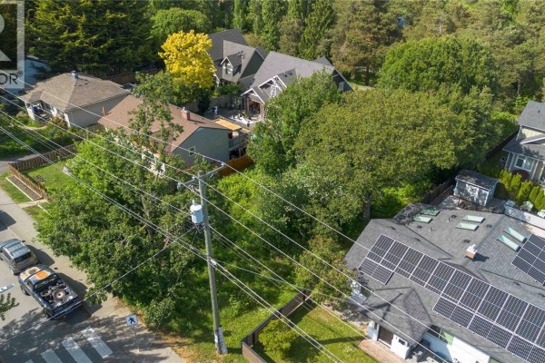 1124 Craigflower Rd, Esquimalt, BC V9A2Y1 Photo 4