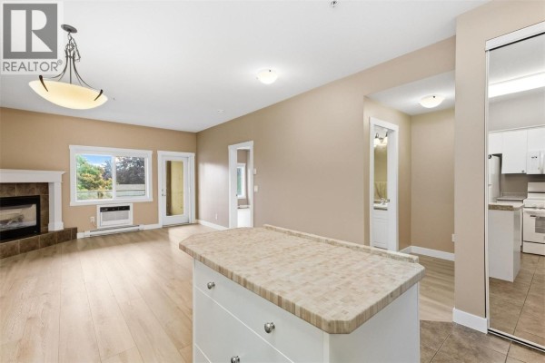 Primary Bedroom - 1125 Bernard Avenue Unit# 302, Kelowna, BC V1Y6R3 Photo 5