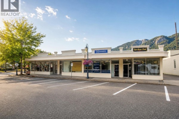 1127 4th Street, Castlegar, BC V1N2A8 Photo 2