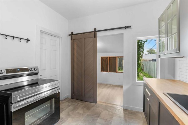 Kitchen - 1129 Pritchard Avenue, Winnipeg, MB R2X0G7 Photo 3