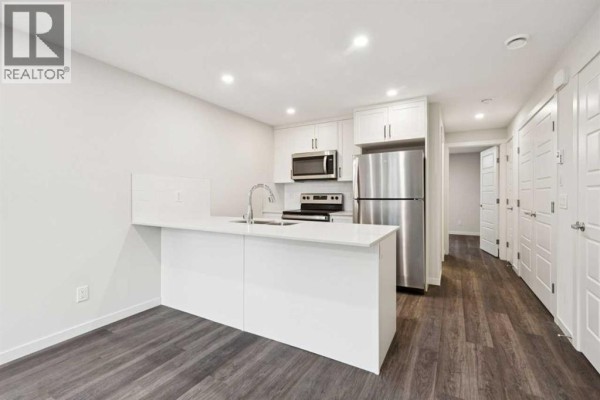 4pc Bathroom - 113, 40 Livingston Parade Ne, Calgary, AB T3P2K4 Photo 2