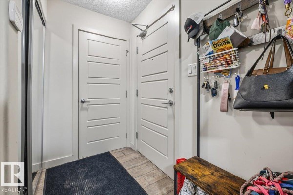 Kitchen - #113 5510 Schonsee Dr Nw, Edmonton, AB T5Z0N9 Photo 2