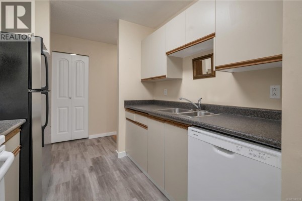 Kitchen - 113 585 Dogwood St S, Campbell River, BC V9W6T6 Photo 5