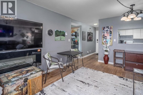 113 918 Roderick Avenue, Coquitlam, BC V3K1R1 Photo 3