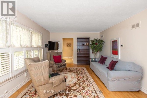 Living room - 113 St. Paul Crescent, St  Catharines, ON L2S1M7 Photo 5