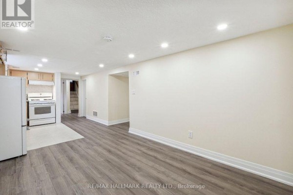 Living room - 1132 Glengrove Avenue, Toronto, ON M6B2K4 Photo 2