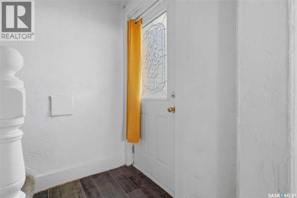Living room - 1132 Princess Street, Regina, SK S4T3Y5 Photo 2
