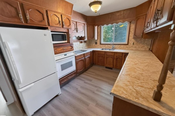 Kitchen - 11327 25 Av Nw, Edmonton, AB T6J5J1 Photo 3
