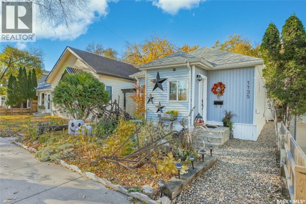 Living room - 1135 K Avenue S, Saskatoon, SK S7M2G4 Photo 2
