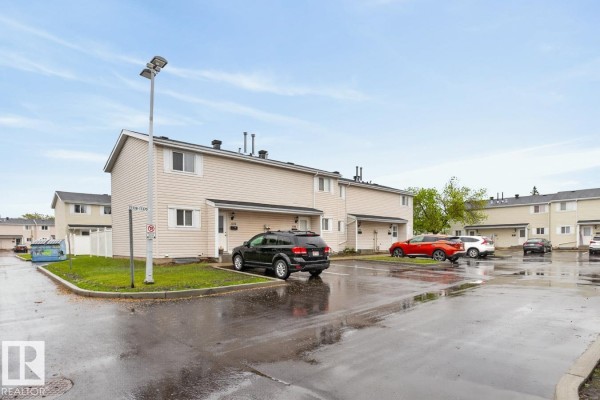 Kitchen - 11368 139 Av Nw, Edmonton, AB T5X3L4 Photo 3