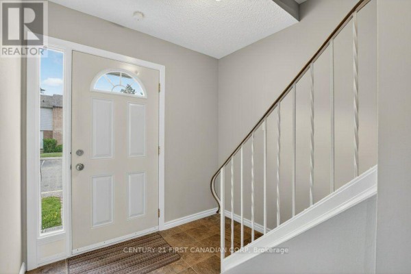 Living room - 114 - 1775 Culver Drive, London East, ON N5V3H6 Photo 4